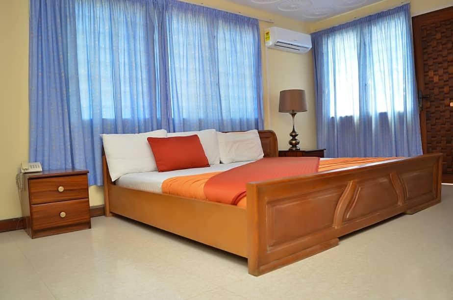 Hotel Loreto Кейп Коуст Екстериор снимка