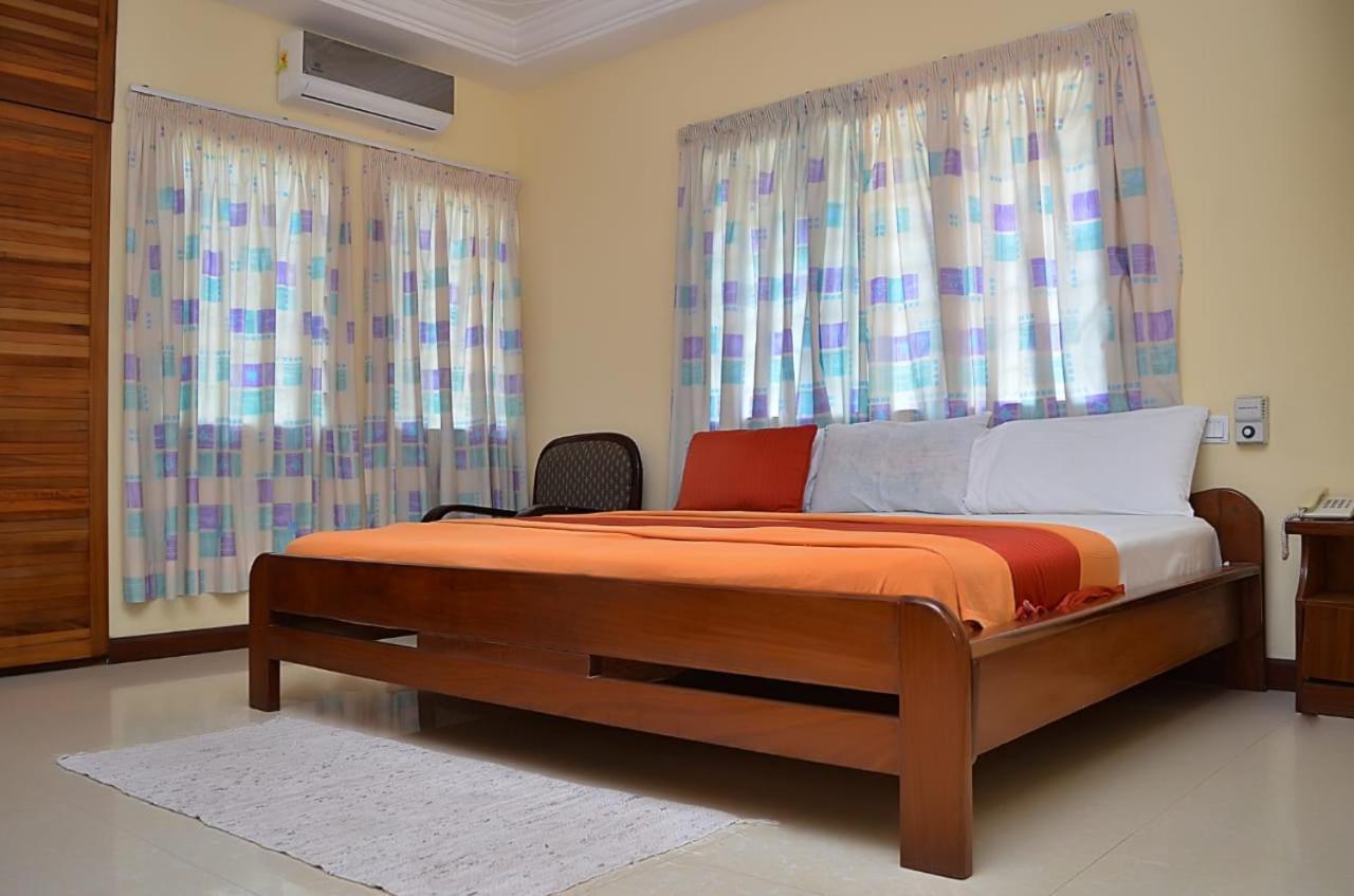 Hotel Loreto Кейп Коуст Екстериор снимка