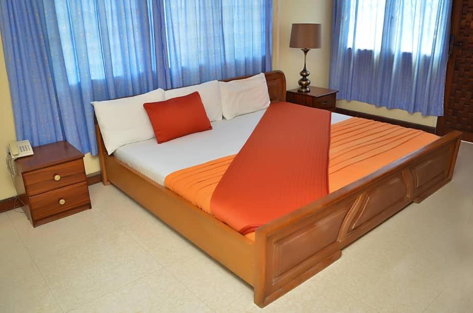 Hotel Loreto Кейп Коуст Екстериор снимка