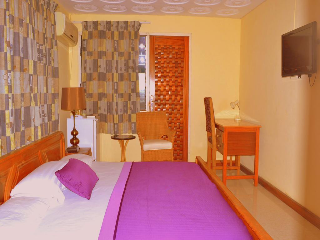 Hotel Loreto Кейп Коуст Екстериор снимка