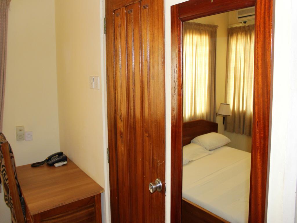 Hotel Loreto Кейп Коуст Екстериор снимка